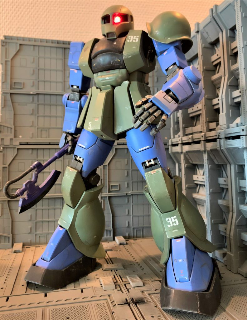 武器は残念ながらキットには120mmマシンガンとヒートホークしか入っていません。バズーカ、シュツルムファウスト、フットミサイル、クラッカーは用意されているのですが、2つに分かれて透明装甲と一緒になったカスタムパーツキット1と2を買わないと揃いません。両方揃えるとPGザク本体並の出費になります...。シールドは余らせておくのは勿体ないので、気が向いたら持ち手付けて持たせられるようにしようと思います。