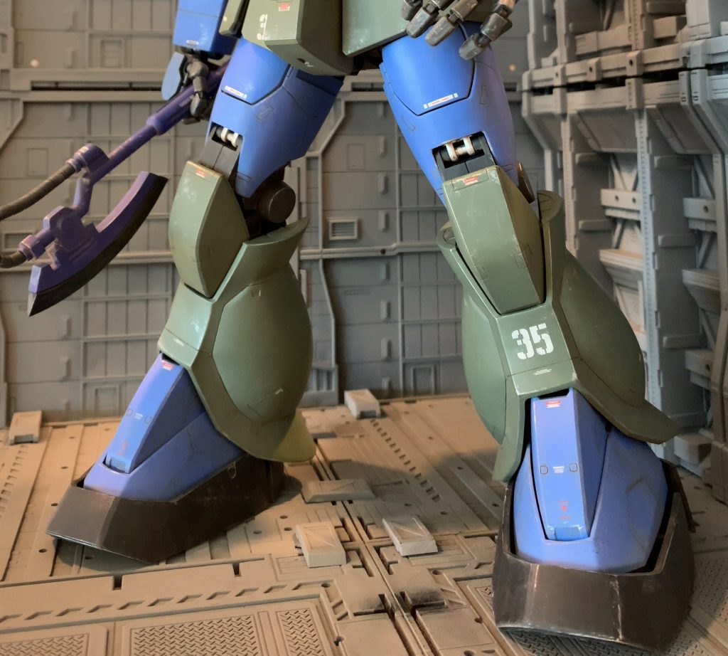 脚部は動力パイプ穴埋めと後ハメ加工、合わせ目消しをしました。腿外装は左右の外装のみ合わせ目を消しました。スネは左右はもちろん、ふくらはぎパネルもどうしても許せない合わせ目だったので面倒ですが消しました。ふくらはぎと膝裏は隙間が大きかったので、プラ板を一枚噛ませて隙間を無くしました。何も考えずとりあえず内部の干渉する部分を除去したところ、スネの後ハメ化は意外とすんなりできました。残しておくか迷いましたが、ふくらはぎのバーニア部は埋めました。