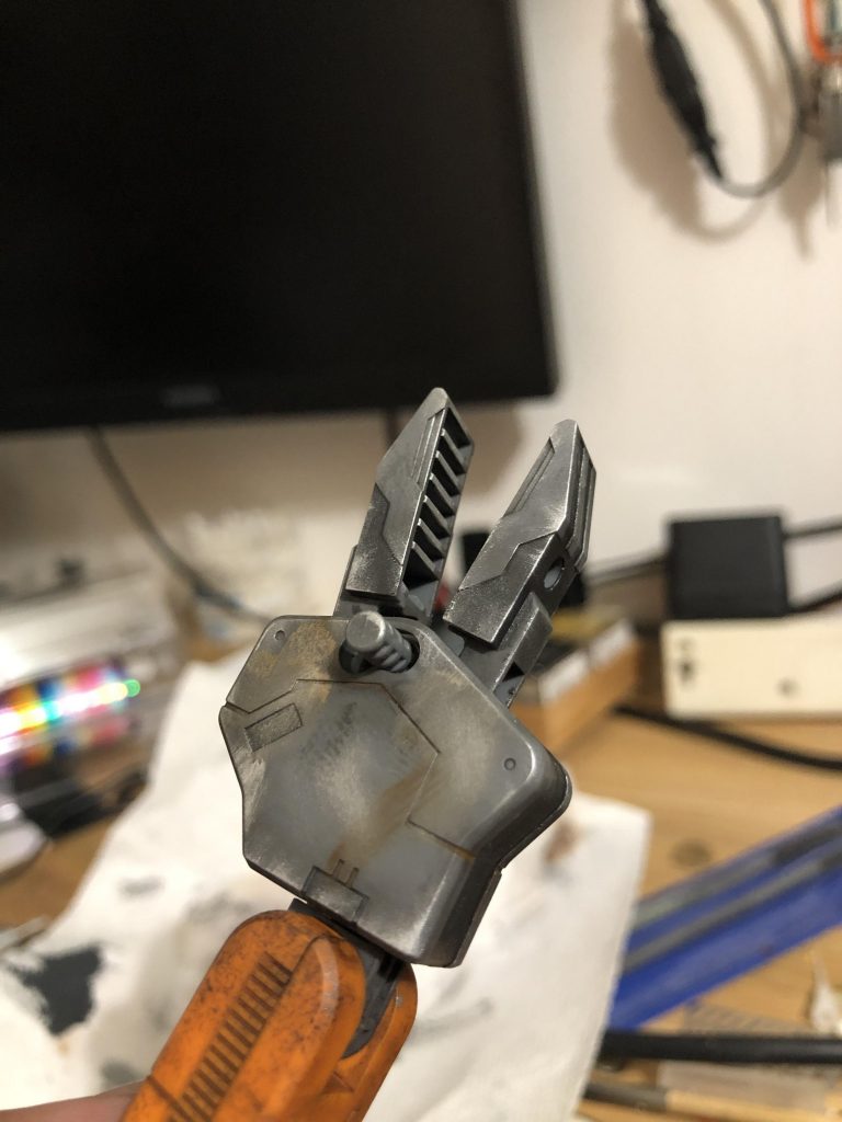 爪部分はシルバーでドライブラシして金属感を