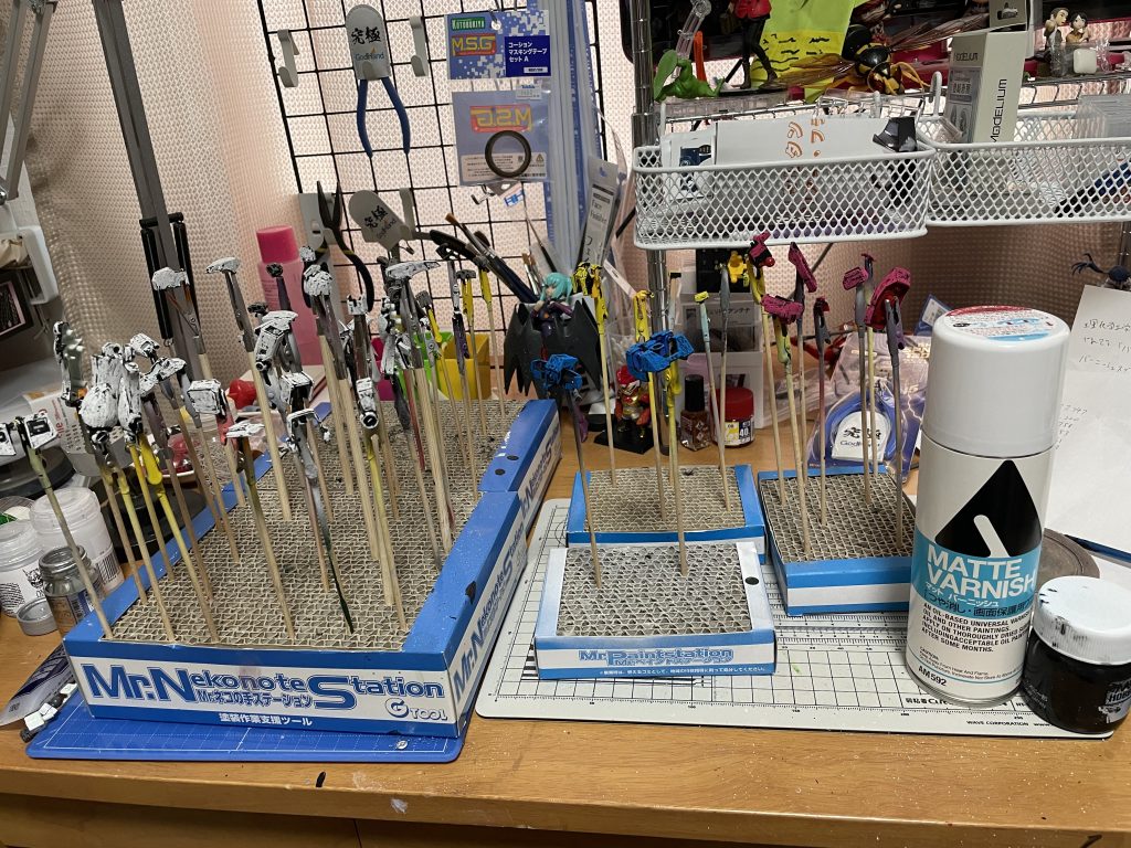 チョークで塗装した所です!こっから、右端に置いてあるスプレーマットバーニッシュが保護スプレーです!近くで吹くと結構チョークが消えます!笑遠目でふわっふわっと吹いていくことをお勧めします。ただ、吹いた時に濡れて消えても乾くてある程度復活します。多分濡れて流れない限りは大丈夫なのかな?という印象です。胸部の青のところ以外はスプレーした後にチョークで塗り直したりはしていません!少し、遠目で吹きすぎたのか多少は指に付きます。でも、スプレーしない時よりは全然付きません!最高!そして、残念ながらスプレーした直後の写真は撮り忘れました泣