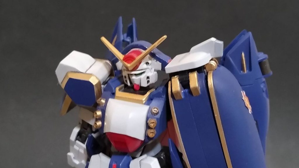 ガンダムローズの使用部品は顔、胸、左肩です。右肩はトリスタンのものを拡幅して取り付けました。青と金の塗り分けが今回のお気に入りポイントです。顔は当初そのまま元キットを使うつもりでしたが、あまりに残念な雰囲気だったのでヘイズル改を使いました。ストックしていた顔の中から選んだのですが、一口にガンダムといってもカタチや大きさなどずいぶん違うものですね。