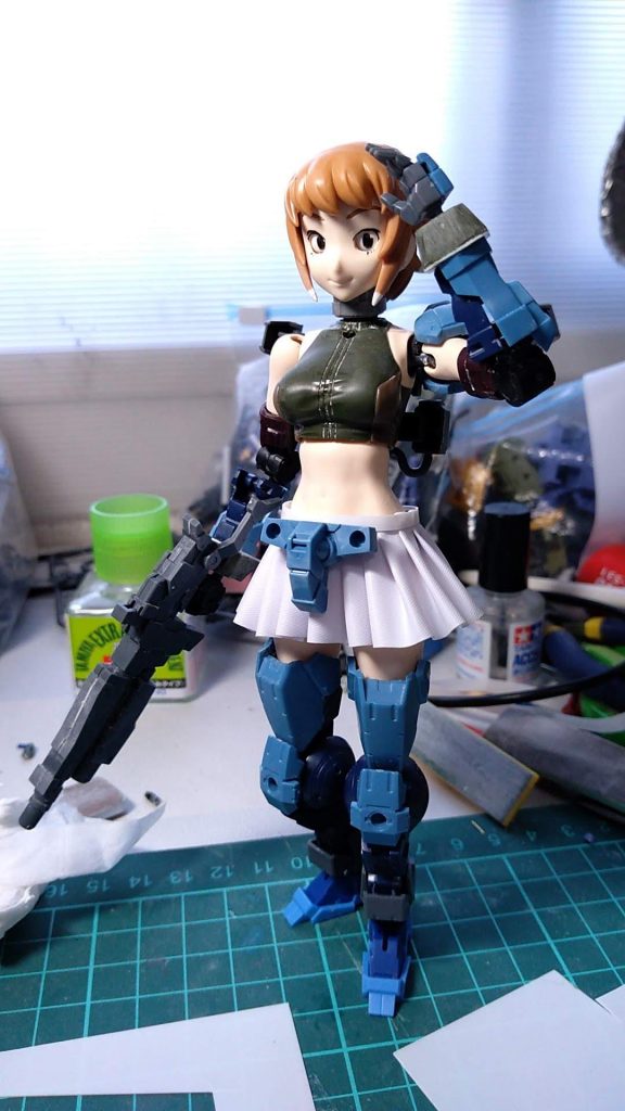 前述の配管保護テープでスカートを錬成したところ。実は1つだけ失敗してまして、ベースカラーなしで塗装したところ塗料の定着が悪くなり、盛大に裏写りしてます。なのでおぱんつ画像は封印しました(泣)前回鬼ガンダムのふんどしはそういうことなかったので、下地必須だと痛感しました。