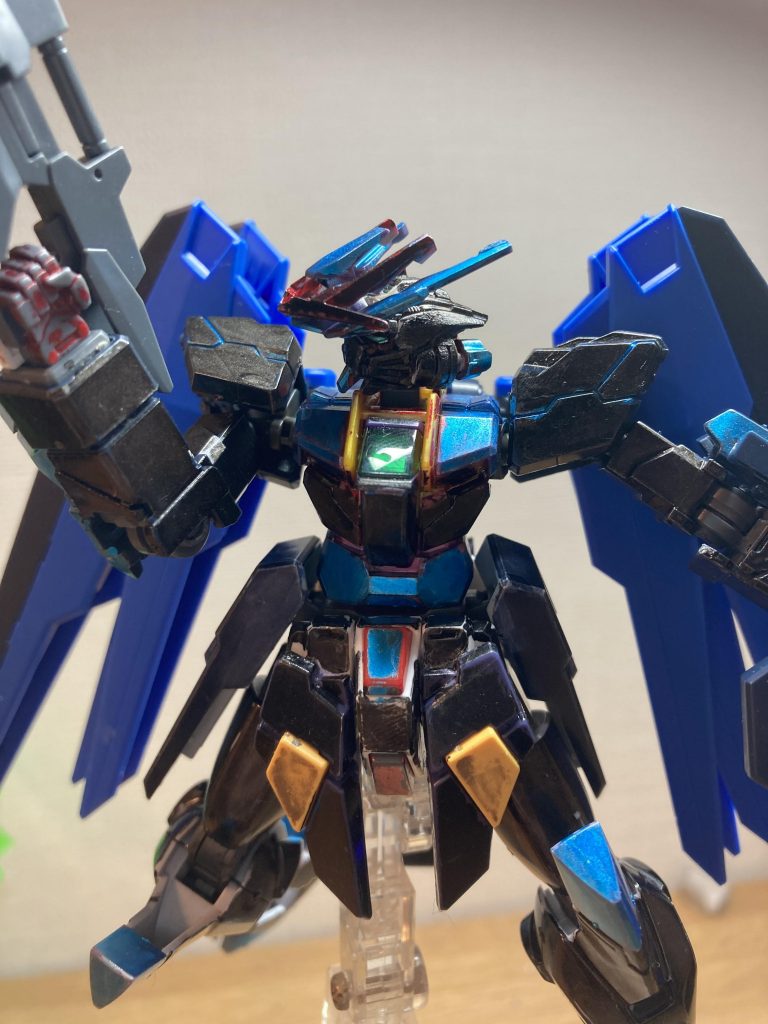 その外見からはもはやどの機体のミキシングか分からない。(かろうじてアストレイの頭部とバンシイの腕を使っている事はわかる)これはジャンクパーツのみで構成しているためである。またダブルオースカイのパーツ使われているが完全なる模造品である