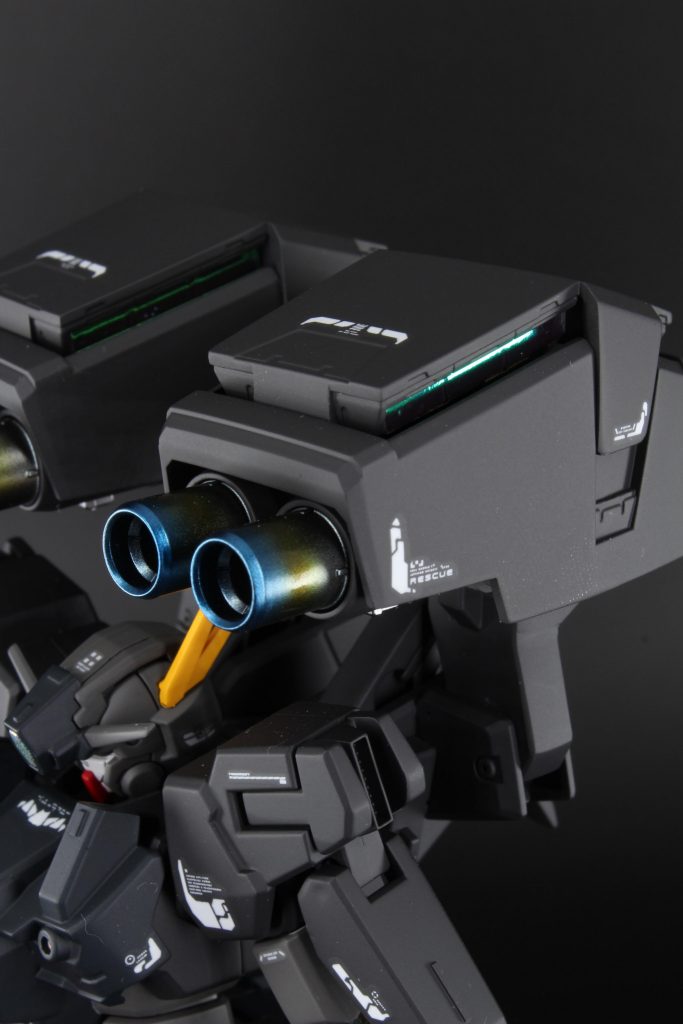 GNキャノンは開いた状態で固定し内部にオーロラシールを貼りアクセントにしています。