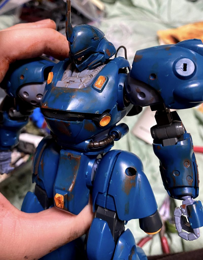 ちょっと錆びさせより兵器感を出す為にモノアイを銀色にしました。