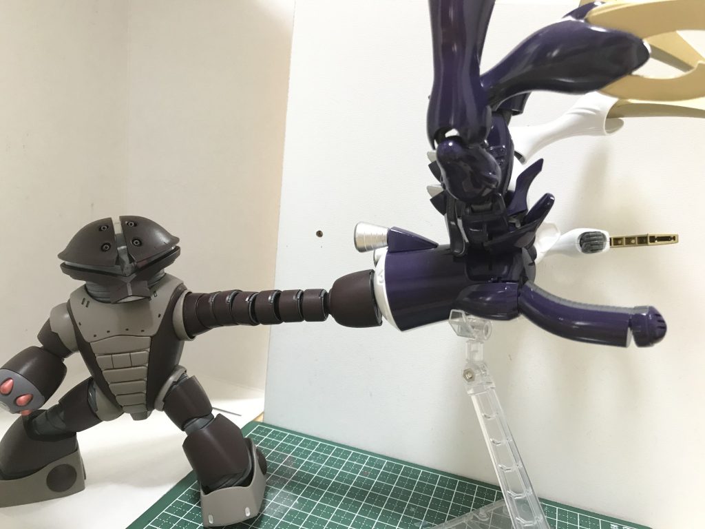 別売りキットを使用することで大型の左手を装着できます(大嘘