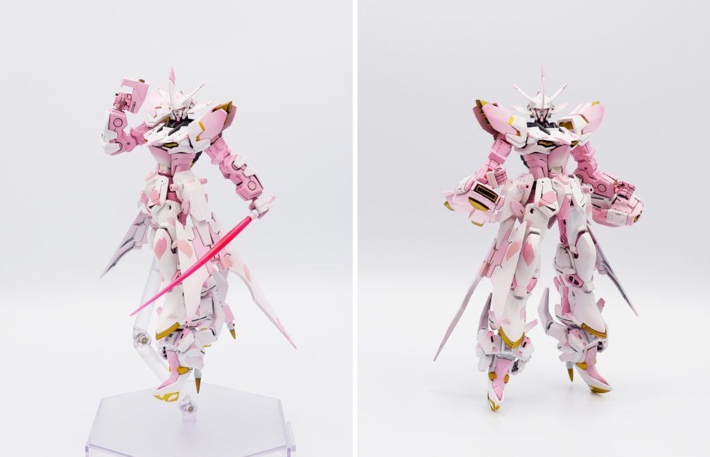 <装備>アウターフレーム:サクラの標準装備はシンプルに・ハンドガンX2・ビームサーベルX2となっております。右の画像の両腕に装備されているのはオウベン<<桜弁>>というオリジナル装備となっています。支援機:イブキと同時運用を考えられた装備でもあり内容は後記で