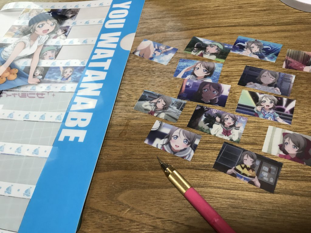 キャラ画については、自作デカールの他に市販のクリアファイルを切って使用しています。