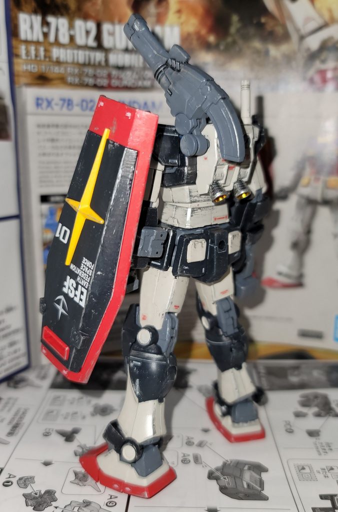 また角度変えて本機のカラーリングについて明るい色のところを銀にするか白にするか悩んでいましたイラストや作例は銀(ライトグレー)が多いですが一部の商品ではイエローが少しかかったホワイトになったのもあります(ROBOT魂など)本機ではこの前制作したG-3との差別化を図ってホワイト寄りの方にしました……いい感じの明るいグレー塗料が見つからないというのが最大の原因だけど
