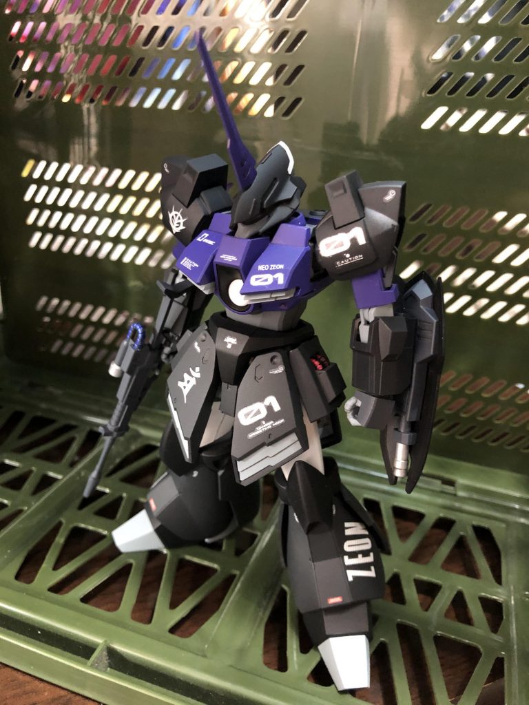 一年戦争時、オデッサにおいてガンダムに敗れ、右腕を失う重傷を負ったが生存していたガイア。その後月のグラナダに向かい〝教導機動大隊〟で教官としてパイロットを育成していた。UC0088、14歳の若さにして教導機動大隊にて過酷な訓練に耐え、UC0098メガラニカのミネバ.ザビの直衛である〝インペリアルガード〟のMS部隊隊長となる。専用機はガルバルディの強化発展機であるガルバルディδ弐式、機体のパーソナルカラーは若き日に教えを受けたガイア教官と同じ〝黒〟である。という妄想であります💦