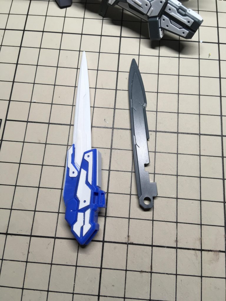 先程のソードの作り直しです。既存のパーツは厚く、丸かったのでシュッとさせたく作りました。