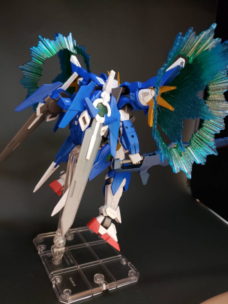 ダブルオーダイバーエースに備えられた両肩部のGNダイバーソードも2本実装。これで10本の剣を装備していることになります。