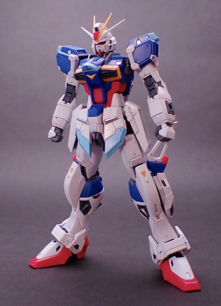 脚部にフラッシュエッジ・ビームブーメランのパイロンを兼ねたスラスターユニットを増設しました。コレはフォースシルエットのスラスターを弄って取付けています。