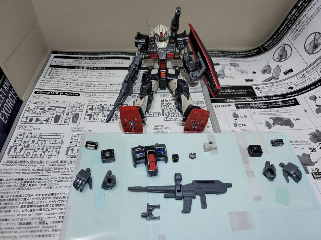 余剰というかオプションパーツ一応全パーツを同じ工程で制作しました中期型ビームライフルだけは他の機体に持たせるかもしれないのでドライブラシはしておりません※追記:この写真では間違ってエントリーグレードのライフルを入れてしまいました・・・