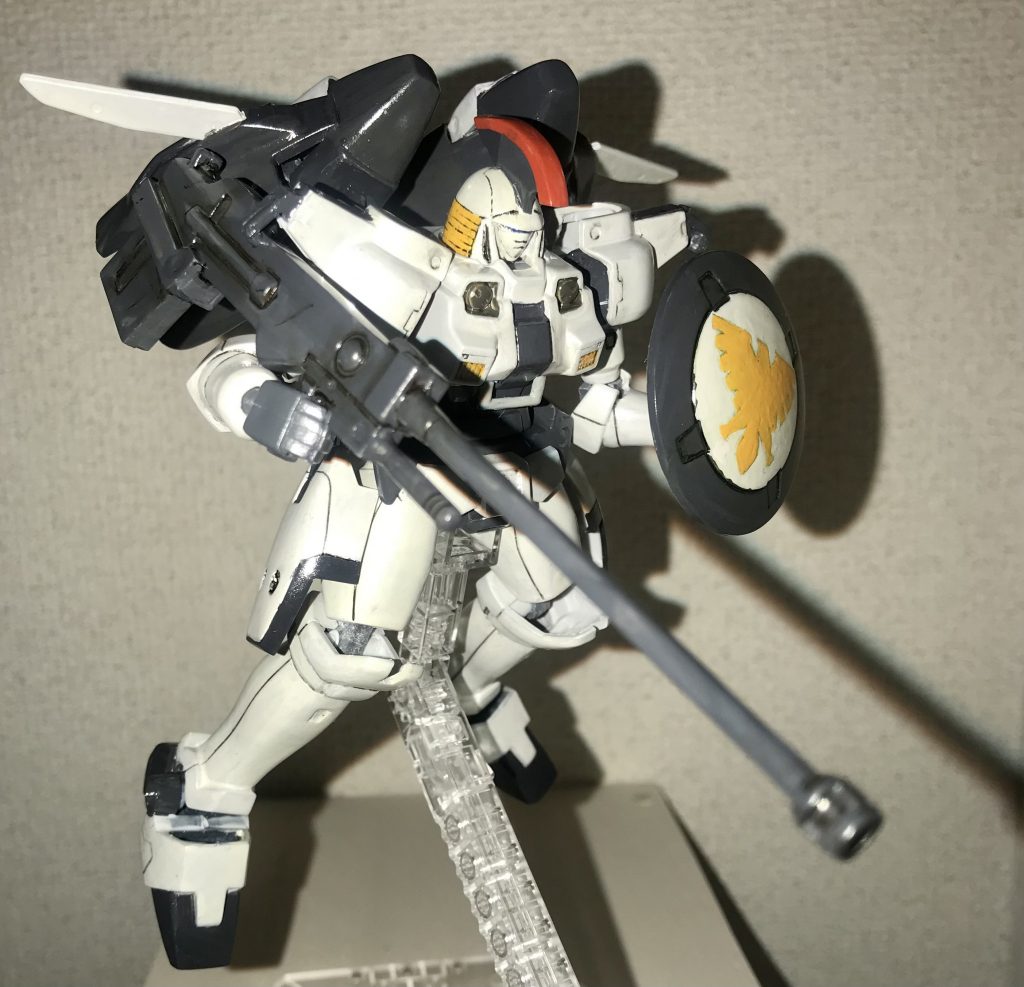 よく見るポーズ。がっちりしています。素組みだと顔がちょっとアレに見えたので、それほど期待してなかったのですが、色が入るといい感じになりました。