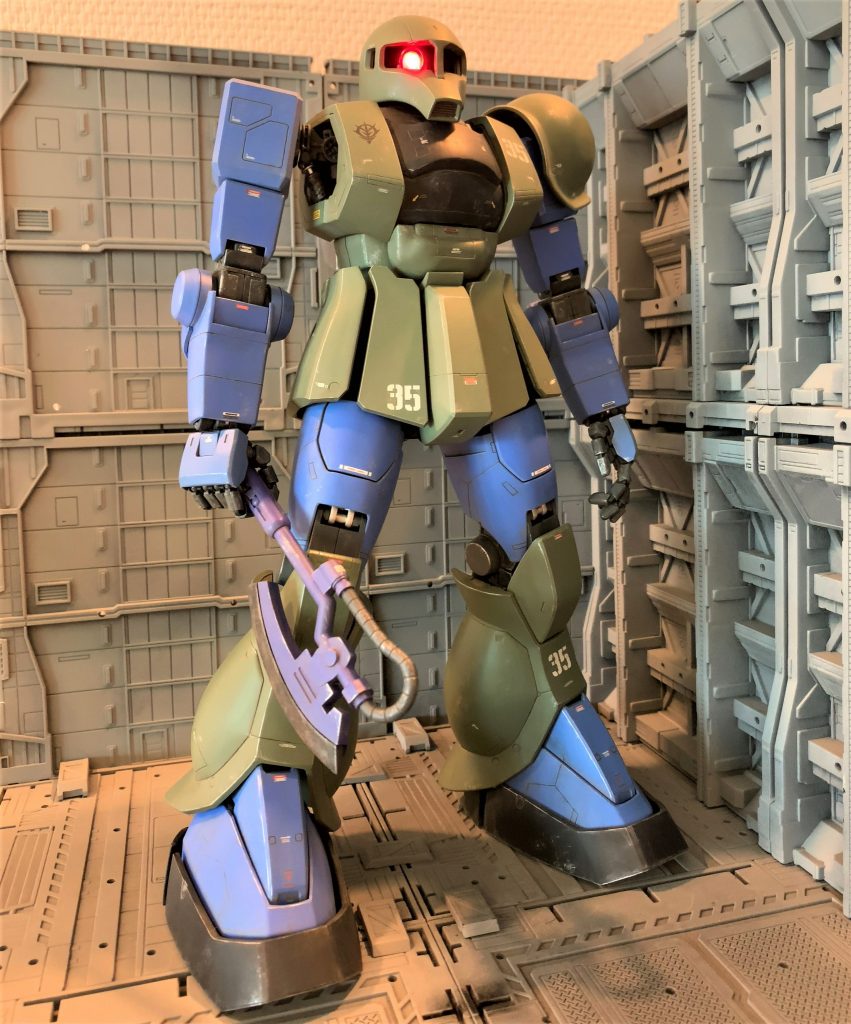 外装の塗装色は先日組んだMG旧ザクと同じ塗料を使いました。内部パーツは未塗装でトップコートのみです。スミ入れとウェザリングはクレオスのウェザリングカラーを使いましたが、内部パーツがABSオンパレード(しかも圧入箇所だらけ)なので割れに非常に気を遣いました。ABSへのウェザリングカラー付着は最小限にし、余分はすぐに拭き取りました。