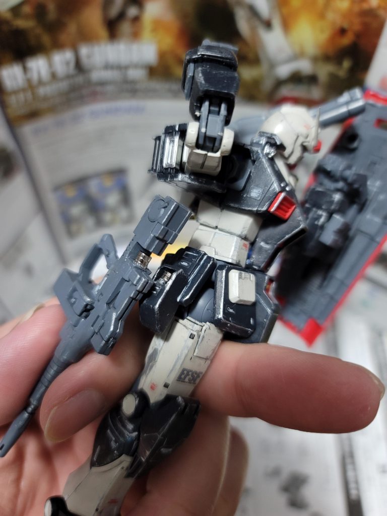 プロトタイプガンダムの特徴の一つとしてHG AGE-2の足関節パーツを整形してから右サイトスカートに接着してホルスターを作りました(余談になりますがHG AGE-2フルアームド制作予定)ホルスターと前期型ビームライフルに磁石を仕込んでおりライフルを持たせない時はここに付けます