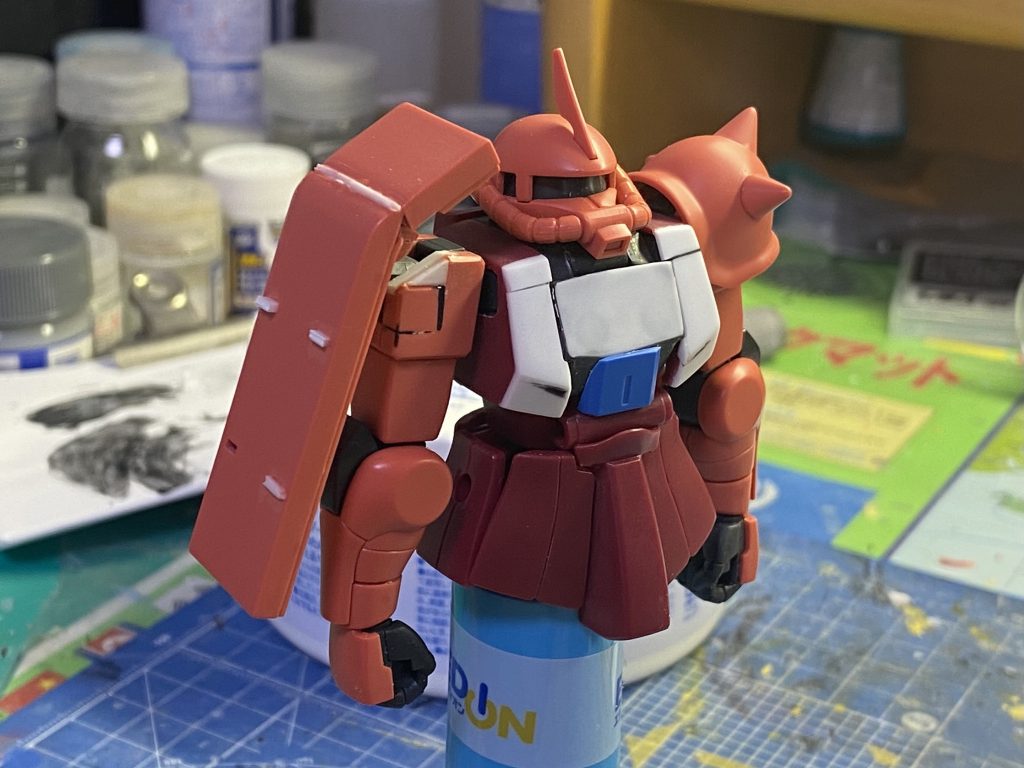 シールドは角度を変えました。右腕は形状を変えなければいけないので、シールドと接続する基部の位置を下げました。