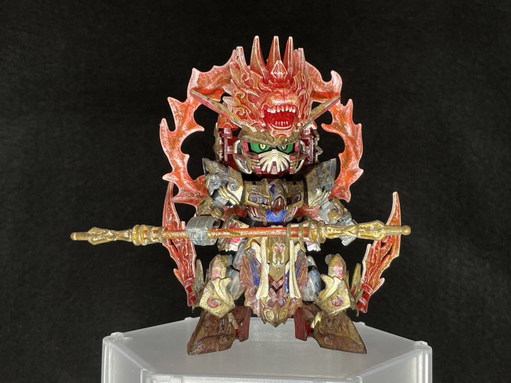 百眼魔王が立ち上がると太っていたと思った体は、とぐろを巻いた長い体でした。悟空はぎょっとしましたが、それを顔には出さずに百眼魔王について行きます。洞窟を進む三蔵法師も人骨を見つけ、亡くなった人たちへお経を上げていました。そこへ百眼魔王が姿を見せます。「そこの坊主、三蔵か？」「はい。私は三蔵です。あながた人を食べる妖怪ですね」「いかにも！我が名は百眼魔王。おまえを食べて永遠の命を得るのだ」百眼魔王はあっという間にオオムカデの姿となり、三蔵をパクリと食べてしまいました。悟空はクックックと笑います。「これでお師匠さまもオイラがいないと怖い思いをすると分かっただろう。さて、消化されるまえに助けるとするか」悟空は百眼魔王の前に立ちふさがると自慢の如意棒を突きつけます。「さて、そこまでだ百眼魔王！悟空さまがおまえを退治してやる」百眼魔王はフフンと鼻で笑います。「ワシは知っているぞ。おまえは三蔵の手下、悟空だろう。わざとだまされてやったのだ」「なんだと？」そのとき百眼魔王の目がカッと光ります。すると悟空は全身がしびれて動けなくなってしまいました。「ははははは！百眼魔王様の魔眼も知らずにバカなやつだ。おまえはここで干からびてしまえ」まんまとやられた悟空は身ぐるみを剥がされ、糸で天井に逆さ吊りにされてしまいました。