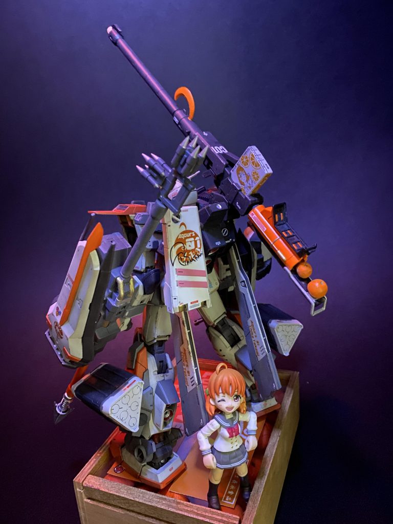 後ろから。正面からの姿は割とバランスが取れましたが後ろから見るとごちゃごちゃした感じに。完成形でない第二形態ゆえのアンバランスさを背面で散らかす事で表現しました。(嘘です気づいたらひっちゃかめっちゃかでした)