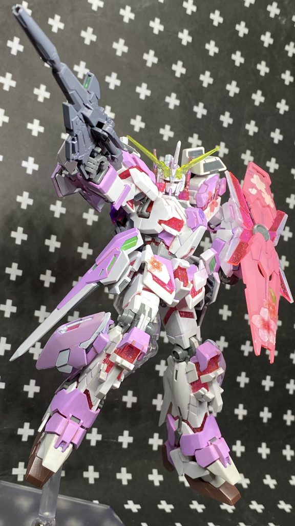 ビームマグナムはそのまま。シールドはみるきぃパステルカラーのチェリーレッドを使って塗装したものに100均のドライデカールを貼ってます。サイコフレーム横の白パーツは塗装しようとしましたが余ったパールクリアパーツが勿体なくてそのまま使用しました。