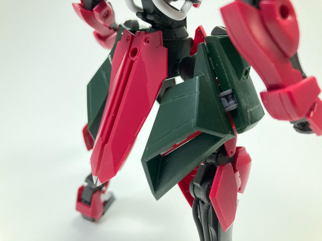 スジボリ追加。拡散ビーム砲部分はくり抜いて部品を置き換え。腰サイドアーマー上部にも部品を追加するなどして、情報量を増しています。