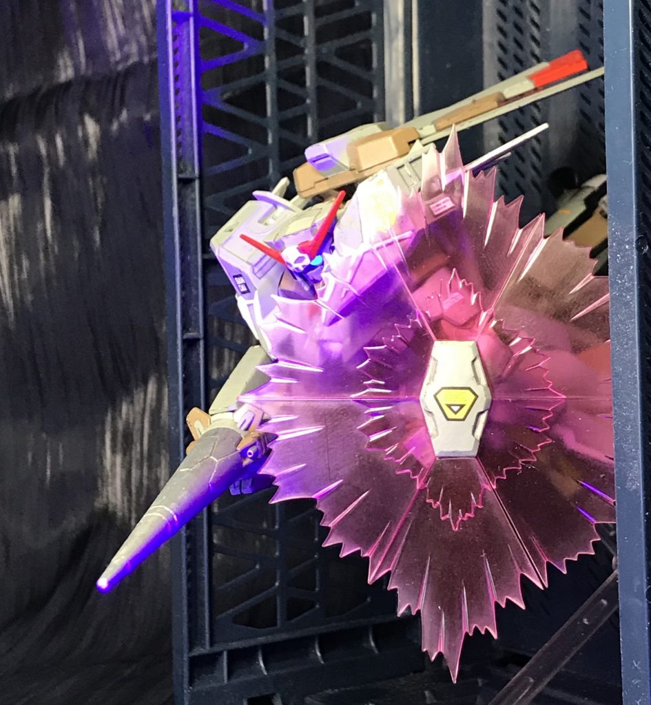 F91劇中冒頭、エレベーターのシーン。シールドはコトブキヤさんのエネルギーシールドです。UV反応素材じゃないのが惜しかった。