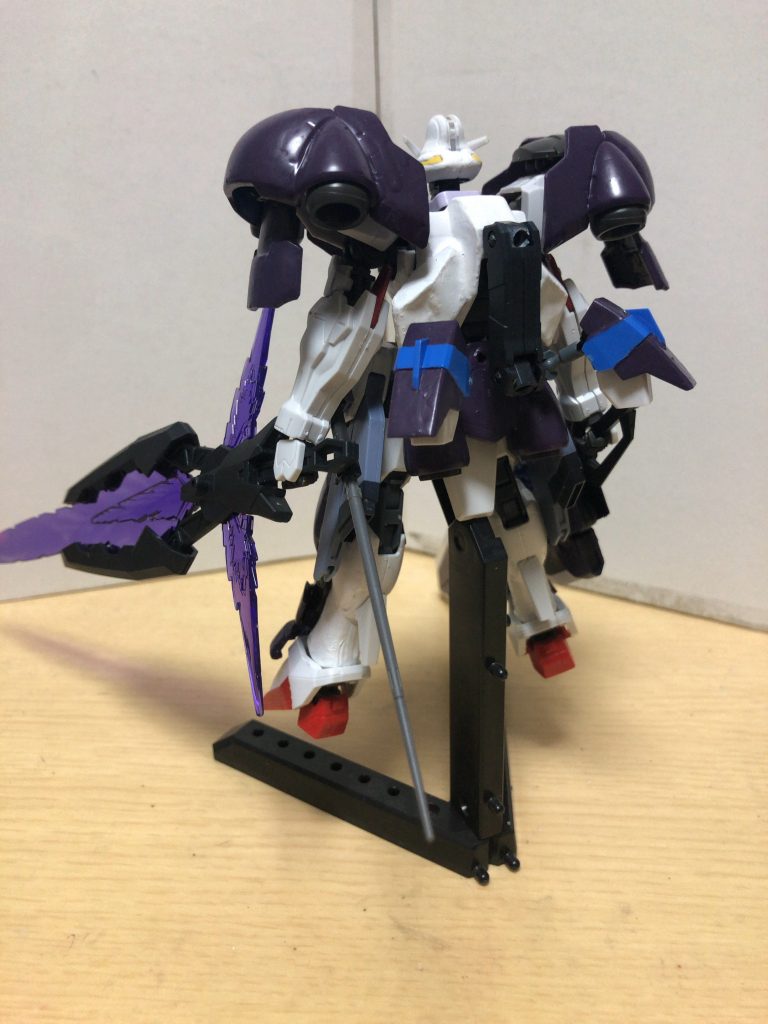 モードチェンジ「マギ・ヴェルト」腰の増加装甲に取り付けられた2基のスラスターの形状を変更させることで推進力を5倍に跳ね上げる(トールギスの最高速度並)。その分、手持ち武装が取り回しにくかったり、Gに耐えきれずに装甲の強度が極端に落ちたりと欠点もある。パイロットの少女はこの欠点を加味して武装を振り回してるんだとか…