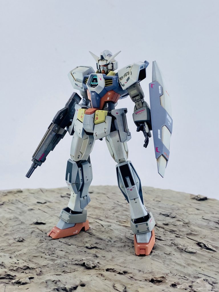 久しぶりのガンスタさんの投稿です。最近プライベートが忙しく、しばらくは素組ばっかり楽しんでいました。ようやく時間が取れたので好きなMSベスト5には入るガンダムAGE-1を全塗装😀アンテナのフラッグを切り取った程度で改修はやっていませんカラーリングは前から使ってみたかったマスオカラーセットを使い黒立ち上げに挑戦。ブラウンのリアルタッチマーカーで軽くスミ入れをしています。先日の再販で買ったRGガンダムのデカールを貼ってみました。初代ガンダムのオマージュ的な機体なのでほとんど違和感なく似合ってるかと。組み立て易く、色塗りもやりやすいパーツ構成、かなりの名作キットかと思います3週間くらい掛かりましたが、本当に楽しかった😀😀😀