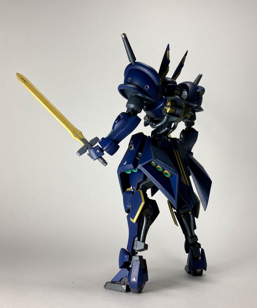 武器を構えて背面から。スラスターの内側は緑色で塗っています。品のある色味にこだわりました。