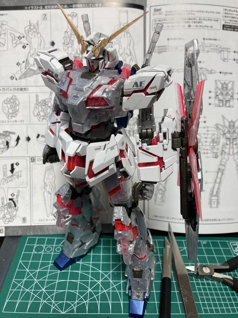 通常はこんな感じ。クリアパーツは裏からシルバーを塗ってます。足は白いパーツだったんですが、せっかく塗ったのでクリアパーツになってます。今まではデカールとかシールは避けてきましたが、今回は貼ってみました。デカールをかっこいいと思えるようになっておりました。少し大人になりました。