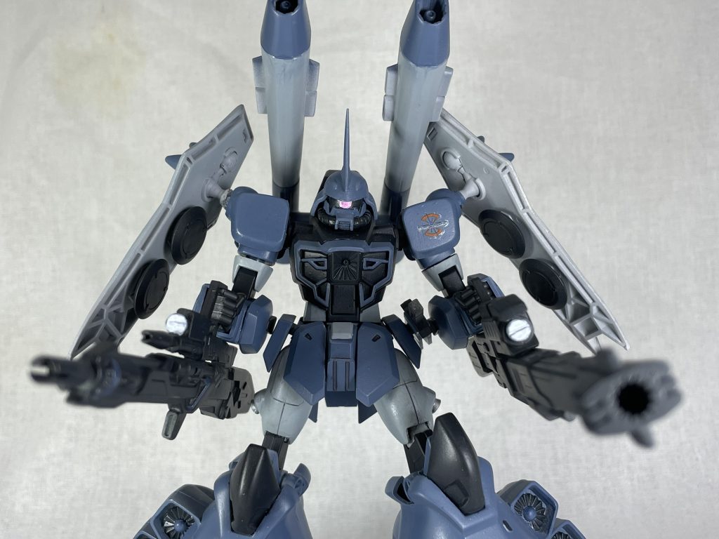 右手にアグニ、左手にバスターランチャー、胴体はスキュラ、背中はシュラークという火力が違います