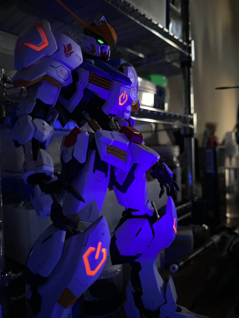 突然ですがコイツ色々光りますw蛍光塗料をブラックライトで照らすと光るってのは知ってたけど、想像以上に光って引きましたw