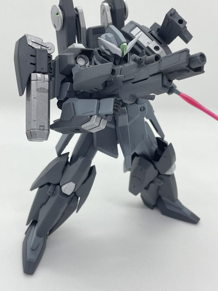 基本的には敵基地や攻撃目標を狙撃して離脱を繰り返す役回りですが、やむを得ない場合は左肩にマウントしてある高威力/拡散と撃ち分け可能なクロスレンジバレルに換装してMS戦もこなします。