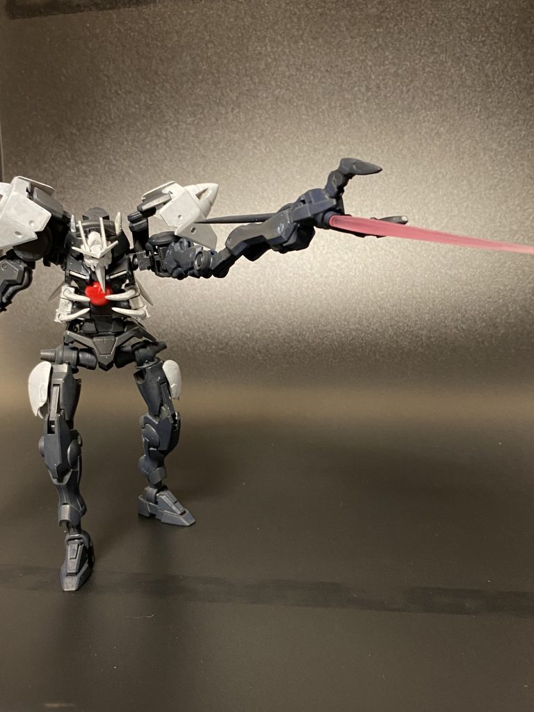 手のひらから光の槍による攻撃はい、ここからは作品解説と制作過程を。元ネタはコレまた説明不用のアレのアレです。ゼルトザームアームズ出た時に思い付いたネタでしたがゼルトザームアームズ二箱目が手に入らずで作れずにいました。前作ダナンゲリヲン初号機制作の中盤にてゼルトザームアームズ入手。ダナンゲリヲン初号機のオマケとして適当モデリングで同時制作してました。以下に恒例の進化の道のりを。