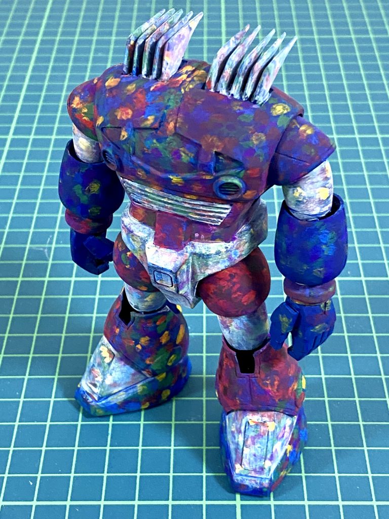 ●塗装について初めてレインボー塗りに挑戦しました。使用塗料はアクリルガッシュ。今回は専用溶剤は使わず水溶きのみです。手順は次の通りです。①下地にサフを吹きます。これをしないと塗料が食い付かず、乾燥後に剥がれやすくなりますので絶対必要な作業です。私は黒下地が好きなので1500番の黒サフスプレーを使っています。②全体を暗い青色で塗る(一番深い影の色になります)③レインボー下地を作ります。斑点の大きさなどはまだ模索中です。プロの作例などを参考にしています。④ボディの各色を乗せていきます。水で薄めたアクリルガッシュを、発色するまで何度か塗り重ねていきます。上の写真は2回目くらいです。完成までに5回ほど重ねて、レインボー下地がうっすら見えるか見えないか程度で終了です。塗料が薄すぎると流れてしまいますし、濃すぎるとレインボー下地を塗り潰してしまいます。水加減は色によって違ってきます。ボディ裏面など目立たないところから塗り始めて様子をみるのがいいと思います。基本的には暖色系は隠蔽力が低く、寒色系は高めです。⑤ある程度発色するようになってきたら、より明るい色でハイライトを入れたり、暗めの色で影を作ったりと、変化も加えていくといいです。また、色の違う部分同士では相互に映り込みがあると考えます。例えば、ゾゴックの白い部分に胴体の赤や腕の緑をほんの気持ち乗せていく、という感じです。そうすると全体が馴染んでよい風合いになる気がします。●モノアイの塗装についてよく聞かれるので、手順を追記します。①モノアイレール全体は暗い青で塗りつぶします。②モノアイが来る位置に、紫色で大きな円を描きます。円のフチは徐々に青になるようぼかすとよいです③モノアイを白一色で描き込みます。色は一切入れません。④モノアイのフチを好きな色で囲みます。ピンクに光らせるならピンク、緑に光らせるなら緑です。フチの色で、何色のモノアイなのかが決まります。