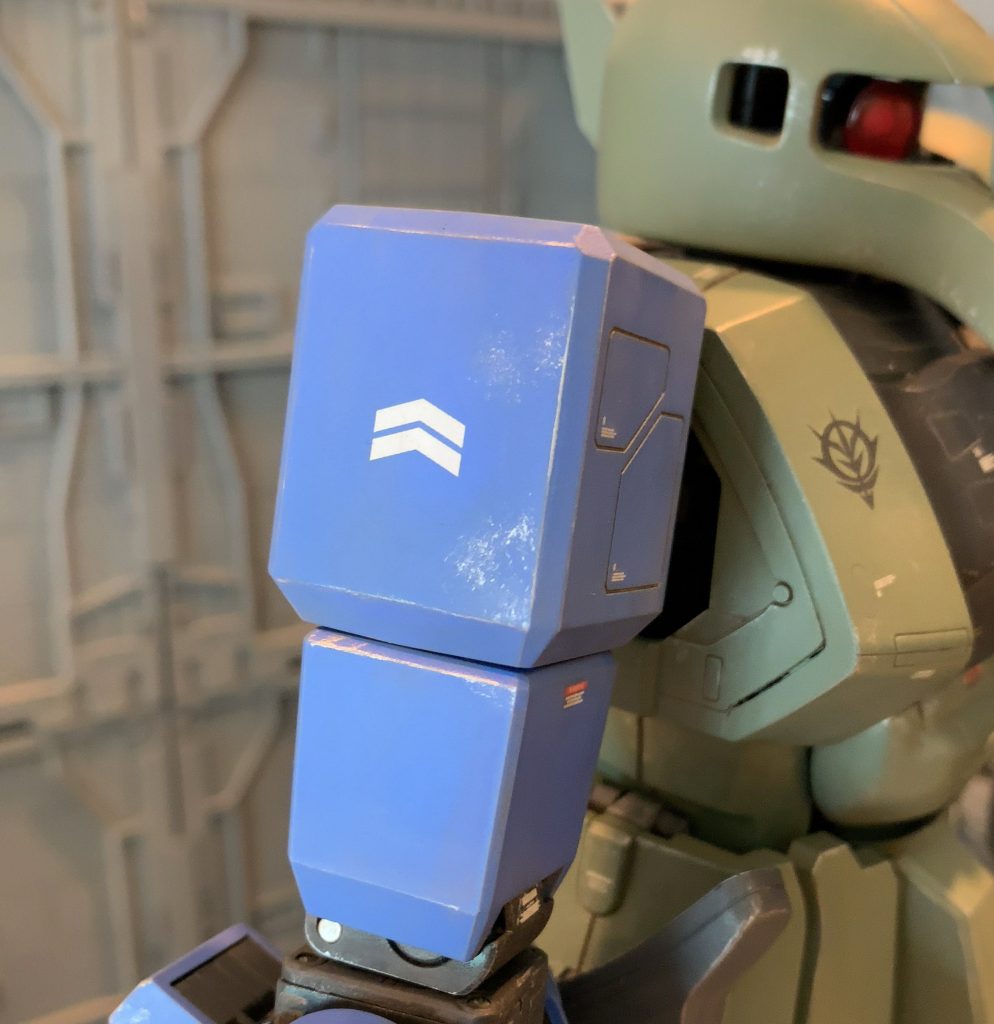 右肩部はシールドとの接続部をオミットしプラ板で蓋をし、合わせ目を消し一体化しました。肩部装甲も前後で真っ二つに割れていてがっつりダサイ合わせ目が出ますが、どう頭を捻っても後ハメ化出来なかったので、内部メカごと組んで合わせ目消しした後マスキングで塗装対応しました。スケールがデカいのでマスキングテープを貼りやすいのが救いでした。