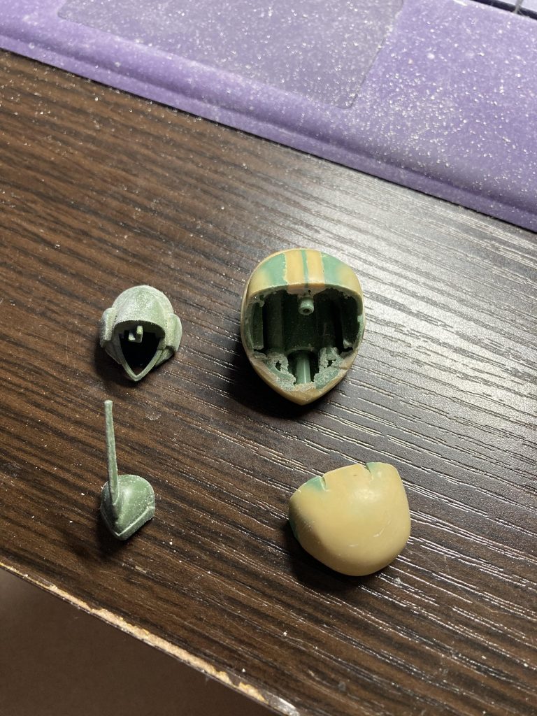 頭部を4段階くらいに分けてパテ盛りして作っていきました。写真は構造をHGUCに合わせる作業。