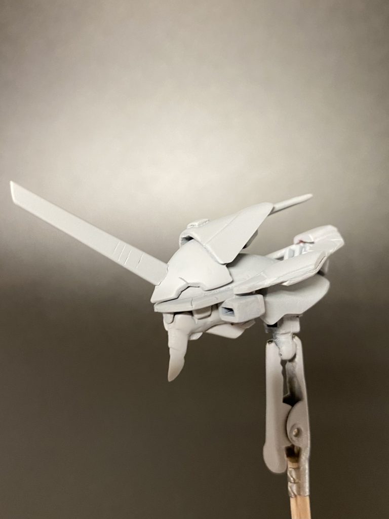 元ネタのあまりに複雑怪奇な頭部形状に、苦戦に苦戦を重ねて出来上がった頭部。頭部だけで2週間ぐらい掛かってしまいましたが、納得出来る頭部が出来ました。例によって元ネタキットからの流用は全体的に無しの縛りで制作してます。