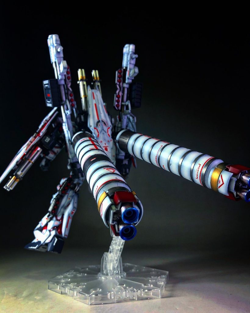 プロペラントタンクがのっぺりとした物だったので、3mmのプラ板を細くカットして巻きつけました。写真向かって左側のタンクの中心部にはカーモデルのメッシュデカールを使用しています。