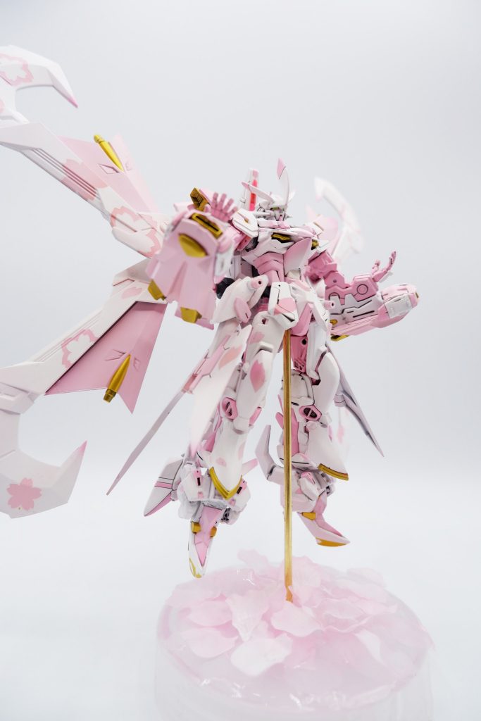 専用の台座も作りました。100円ショップ桜の花びらの模造品をプラスッチックの蓋にちりばめて、レジンや接着。中央に真鍮線で接続しています