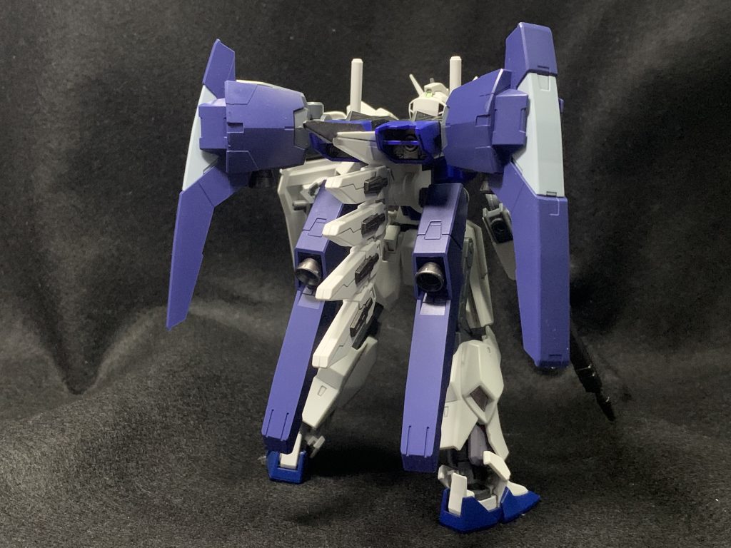 後ろ。見てわかる通り、エールパックを基部にライトニングバックウェポンシステムmk-Ⅱのものに変更しています。ウイング部分との接続にはロールスイングジョイント、下部の接続にはアームアームズとボールデンアームアームズを使用しています。設定にもある通り真ん中のホワイトのパーツはパーフェクトストライクのものに変更しています。 