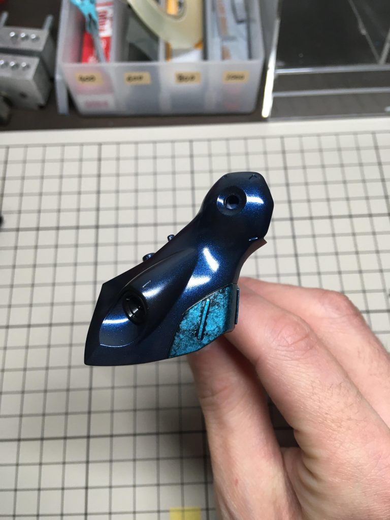 マスキングを剥がした状態がこちら!クールでかっこいいです!この後艶ありクリアーでコートして完成です!