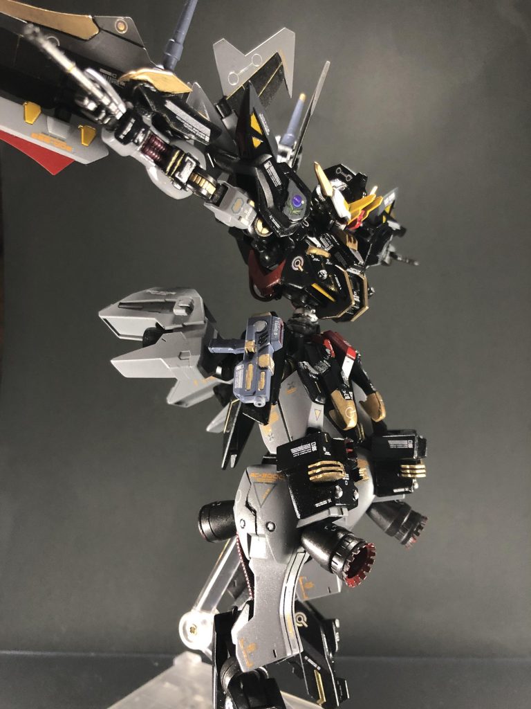 ヴィダールは足のブレードと二丁拳銃だけ残しました。レイピアとかライフルもつけたかったんですけどマウントする場所がですね……