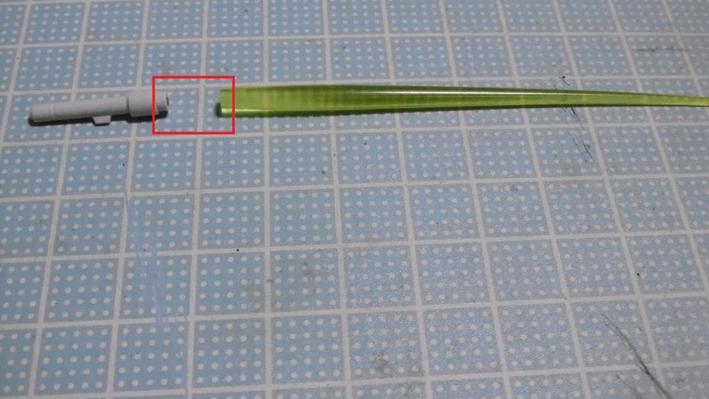 元々は１０５ダガーとして作るつもりでした。が、ビームサーベルエフェクトの色を変えようと、ケンプファーのサーベルエフェクトを試してみたら基部を食われ、修正不可能に。コレを閃光筒として使うのを検討するも結果ボツ。