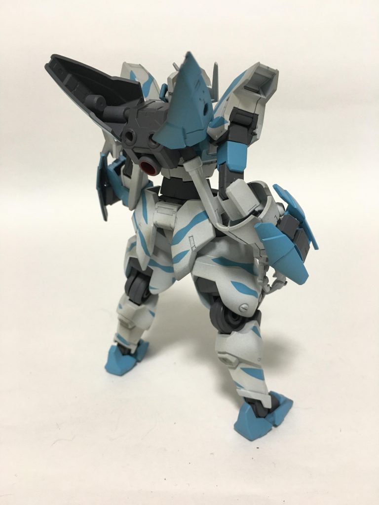 バックショットです。ビルドダイバーズ系の機体だったので、アニメよろしく拡張性を持たせたままにしておこうと思い、各部の3mm穴は埋めずにそのままにしています。