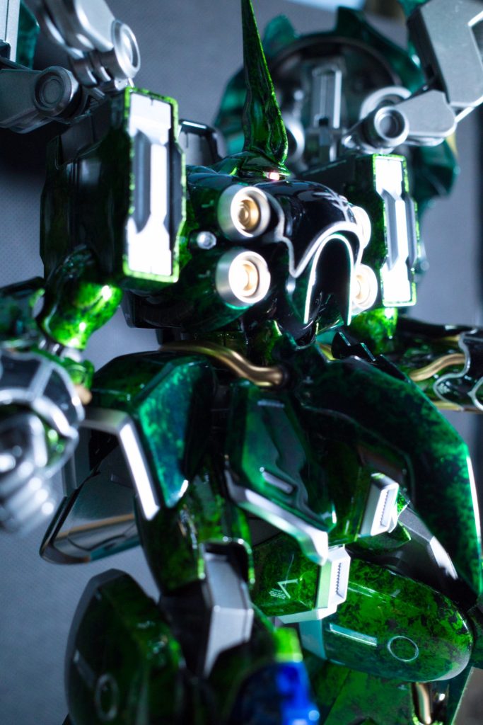 ボディのツヤが一番よくわかるかなと思う写真。光に照らされてヌラヌラしてます。