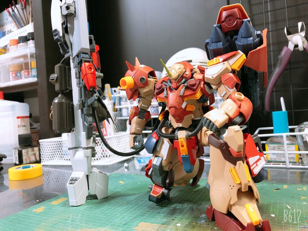 外装を追加し、色がついたときに自然とケンプファーらしいフォルムが出来上がるようきをつけながら制作していきました。HGを触っているのにキット自体が大きいので気分はMGをいじってる気分でまた違った楽しみもできました、やはり大きい機体はいい‼️