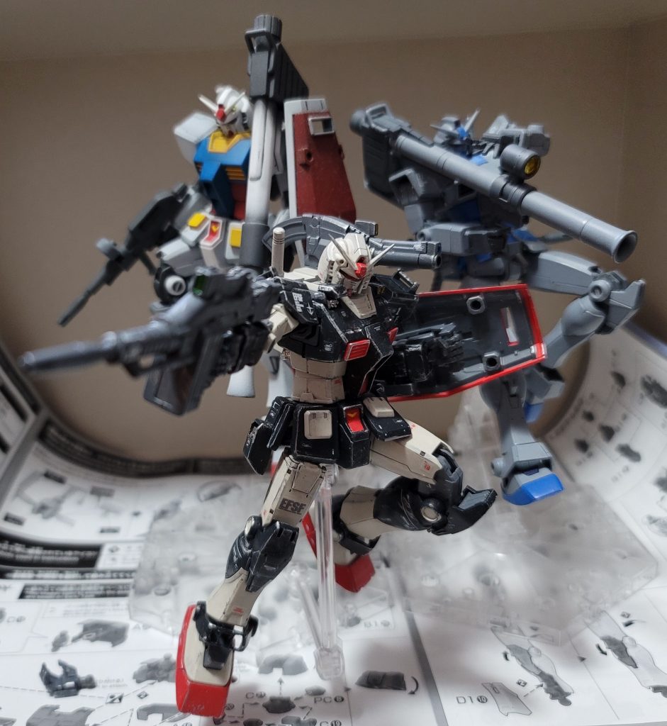 うちのHG RX-78集合です3機それぞれ制作方法が違うけどそんなに違和感がありませんRX-78-1:筆塗り&ドライブラシ、デカール多めRX-78-2:エアブラシ、デカールなしRX-78-3:筆塗りだけ、デカール少なめHGオリジンガンダムのキットへの感想としては可動に関しては間違いなく1/144 RX-78シリーズの中で最高レベルただし色分けに関してはフンドシのVマークが色分けできておらず、ここだけBEYONDGLOBALとエントリーグレードに負けていますあと個人的な感覚ですが、自分はオリジンガンダムの頭が気に入りません私が一番好きなRX-78頭はエントリーグレードの方です