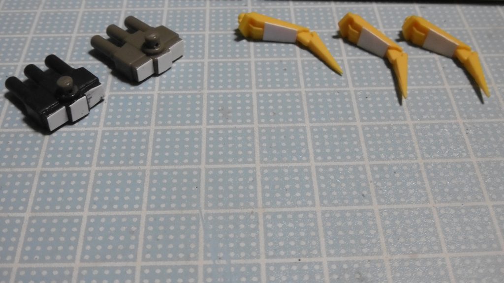 ⑤ 一部パーツの肉抜き埋め　→ 切り取ったプラシート接着で対処。グレイブニールの展開用ツメ先端だけでなく、展開前のツメとプラズマナイフの先端も尖らせる小加工をしています。